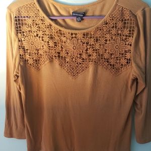 American Eagle mustard slightly cropped tee